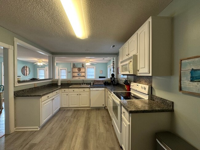 Building Photo - 2 Bed 2 Bath Fully Furnished Home