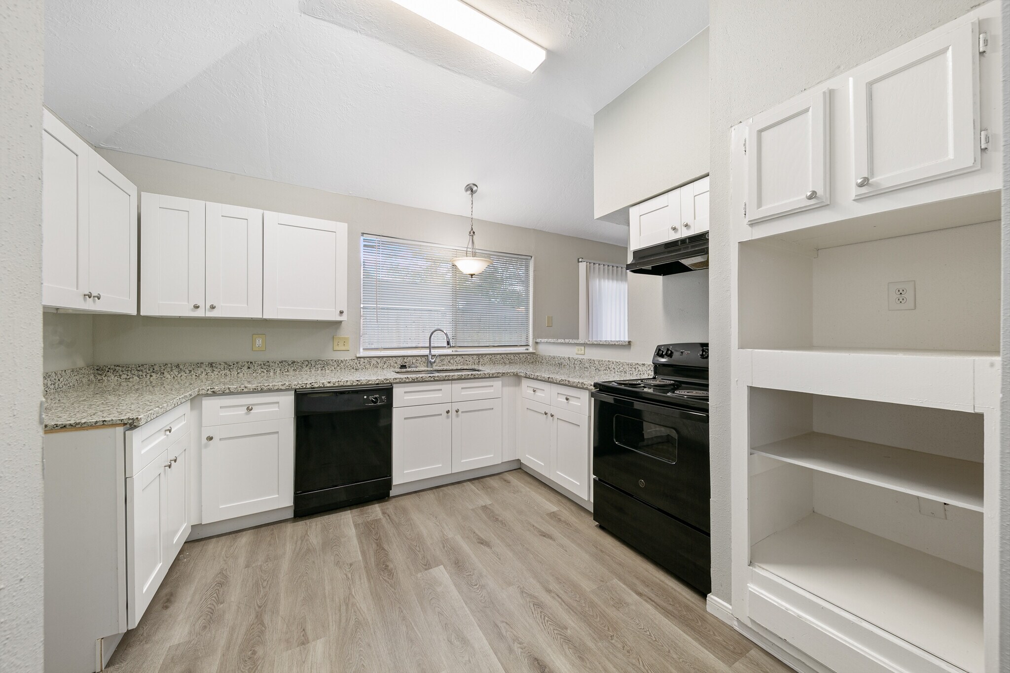 Building Photo - 10530 Rippling Fields Dr