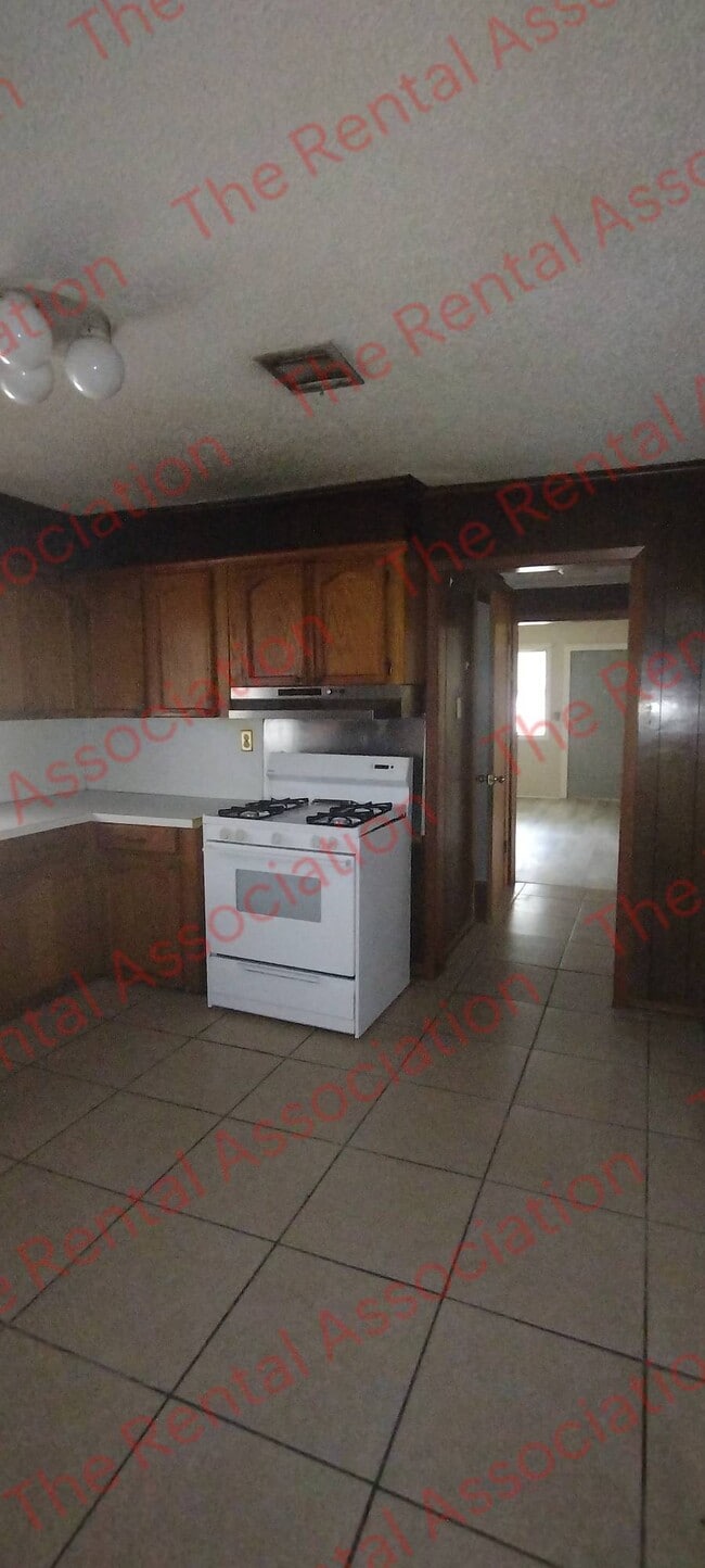 Building Photo - 204 Magnolia St