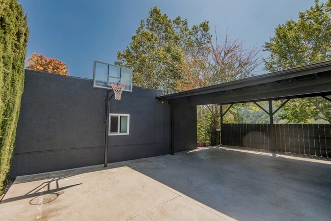 Building Photo - 214 S Avenue 50