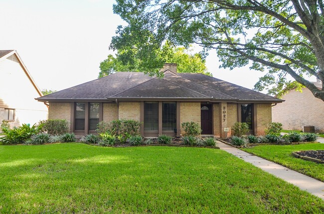 Building Photo - 3027 Colonial Dr