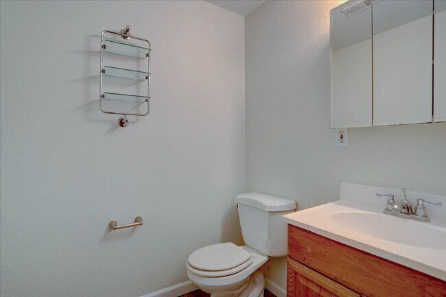 Building Photo - 2+ bedrooms 2.5 bathrooms
