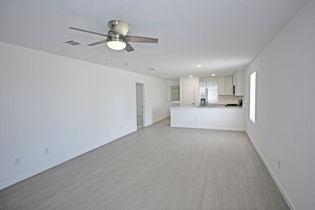 Building Photo - 729 Meadow Dr