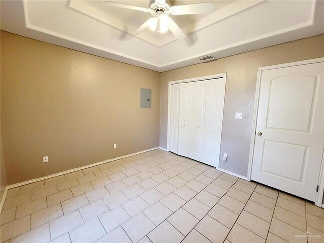Building Photo - 2402 Tahiti Dr