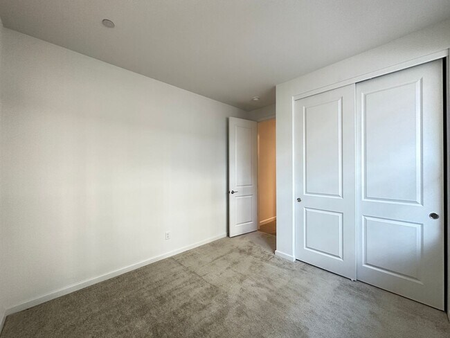 Building Photo - 3341 Esker Rdg Ave