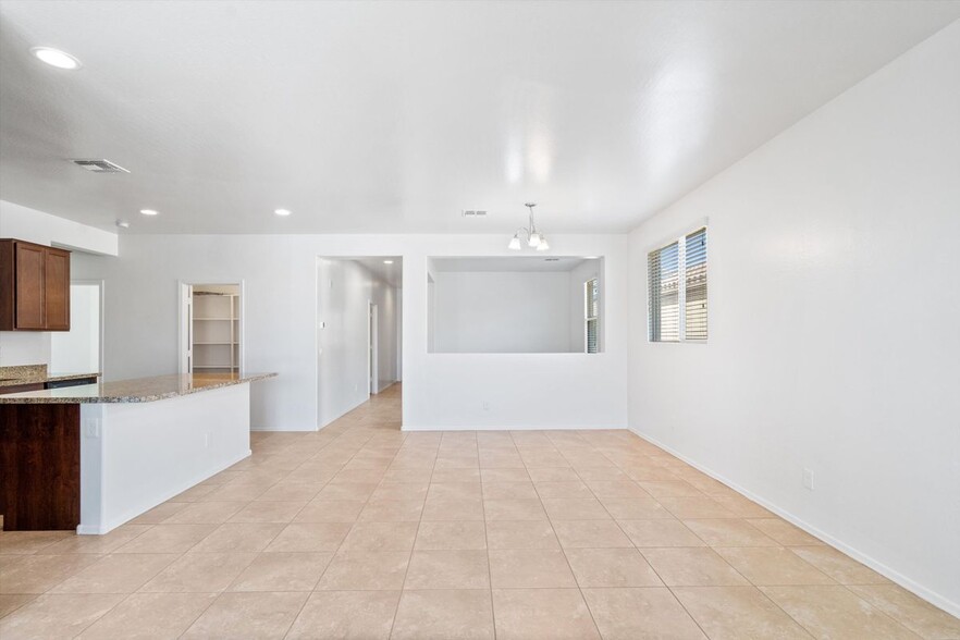 Building Photo - 15821 W Mauna Loa Ln