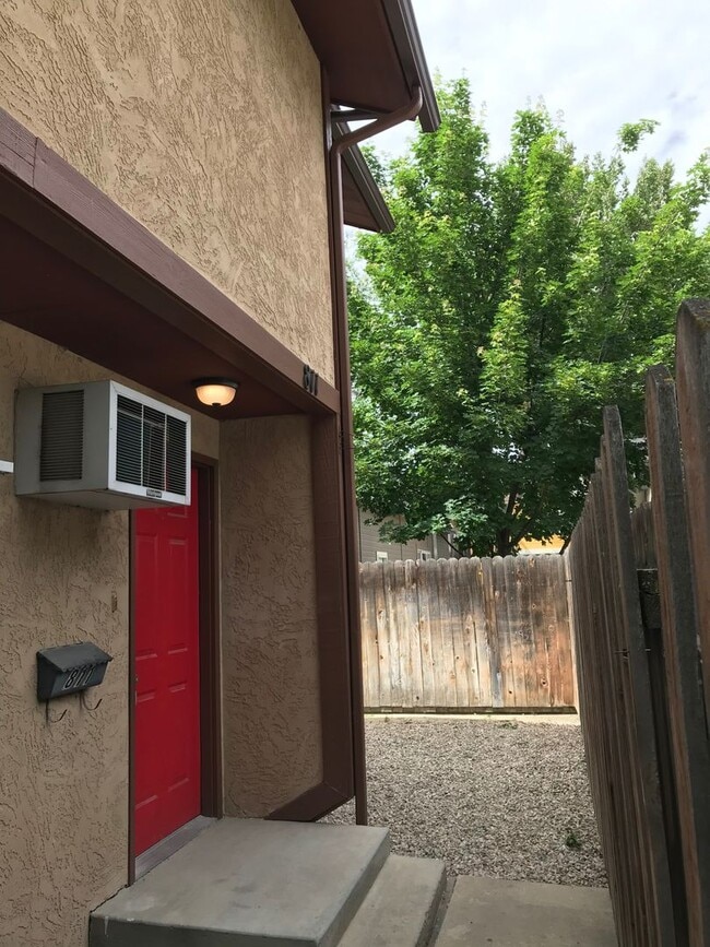 Building Photo - Updated 2 BR / 1.5 BA End Unit – Private Yard & Fresh Interior!