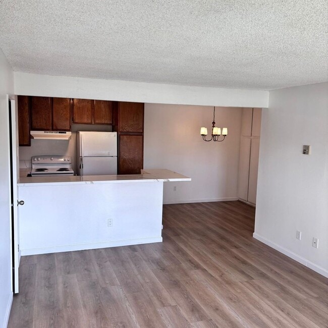 Building Photo - LIGHT & BRIGHT UPGRADED, 2 BEDROOM CONDO, ...