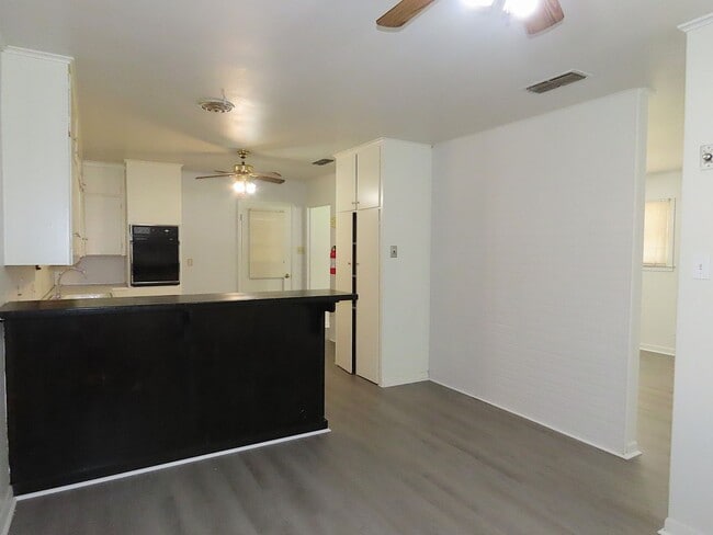 Building Photo - Lindale ISD, Spacious 3 Bedroom, 1 Bath House