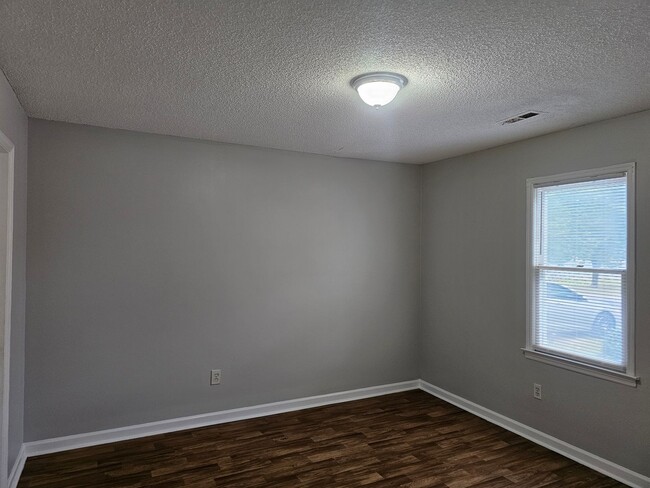 Building Photo - Move in special! 2 bedroom 2 bath duplex