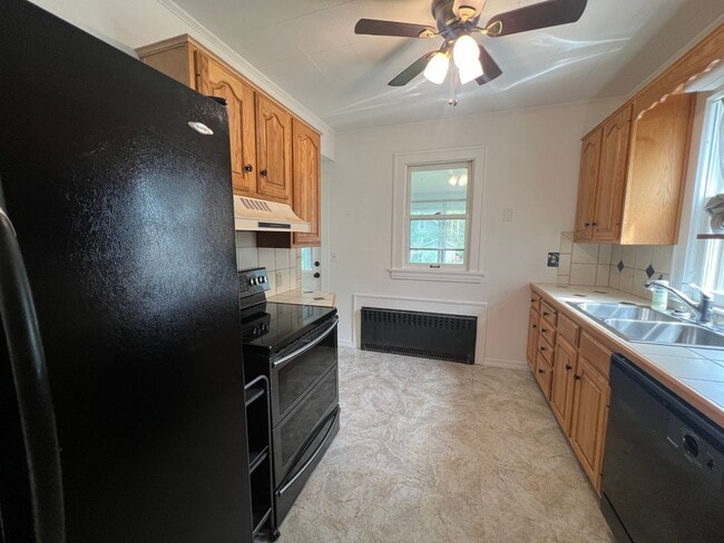 Building Photo - 3 Bedroom, 1 Bathroom Single-Family Home!