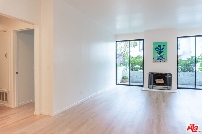 Building Photo - 10861 Moorpark St