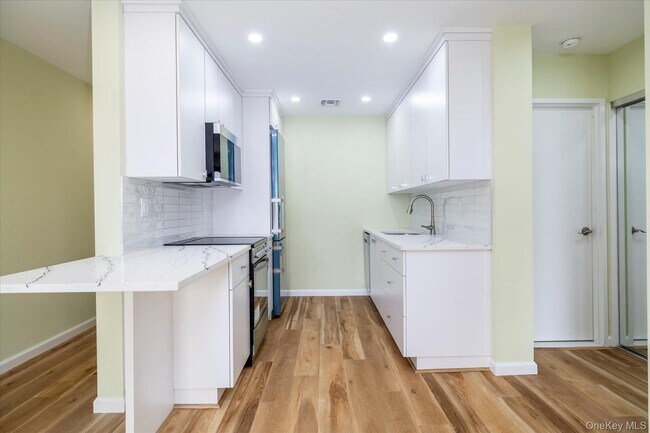 Building Photo - 360 Shore Rd