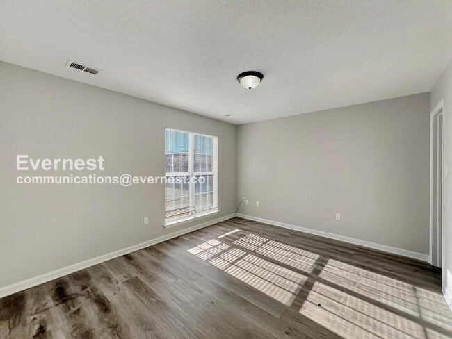 Building Photo - Limited Time Special Offer / 2 Bed, 2 Bath Home with Off-Street Parking / Pet-Friendly / Availabl...