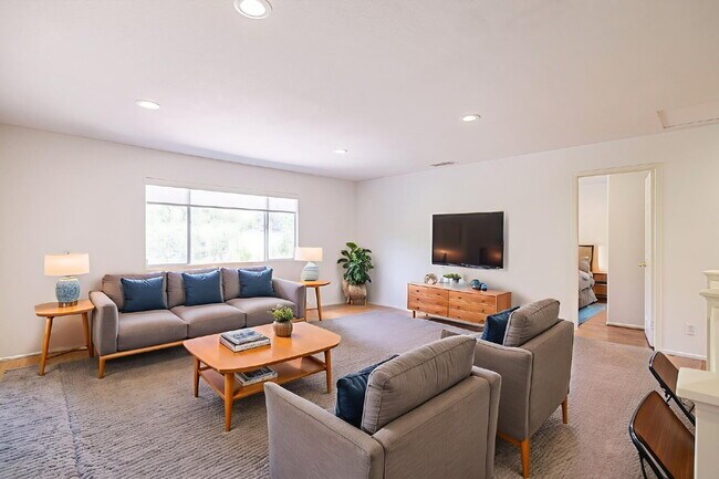 Building Photo - Executive 5-Bedroom Pool Home with Dual Master Suites in Stevenson Ranch