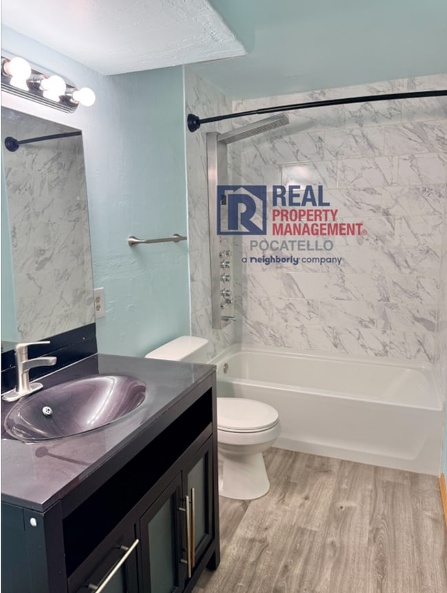 Building Photo - 4 bed 3 bath home - 2 car garage - pet friendly