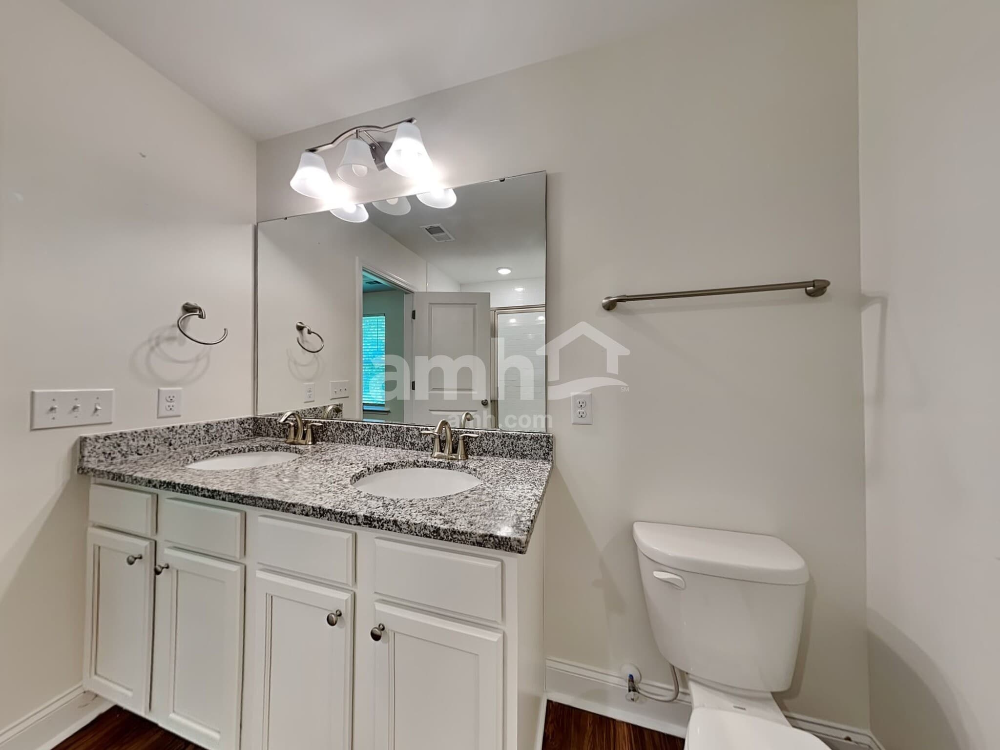 Building Photo - 418 E Main St