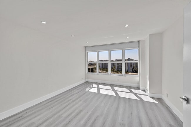 Building Photo - 3700 Galt Ocean Dr