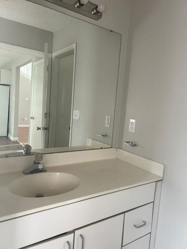 Building Photo - Available 3 bedroom/ 2 bathroom Home!