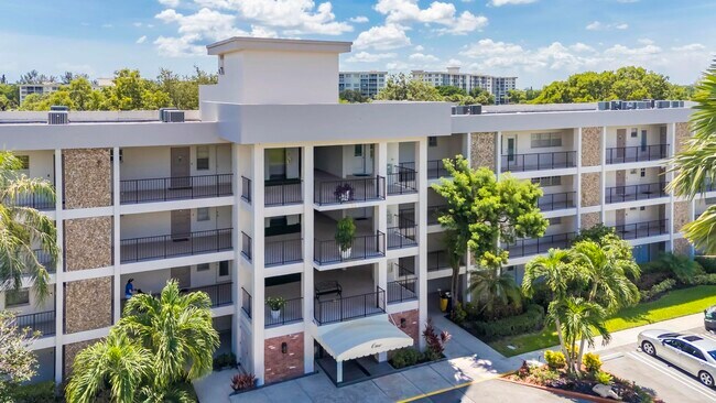 Building Photo - 2800 N Palm Aire Dr