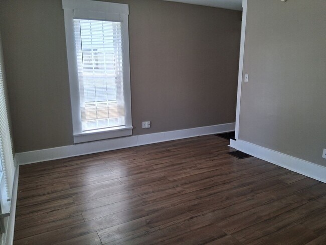 Building Photo - Charming Spacious Double
