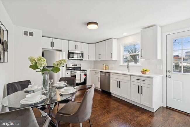 Building Photo - 303 Lemon St