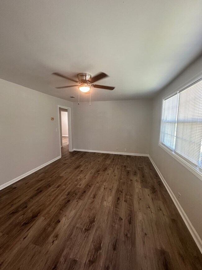 Building Photo - Charming home Close to VSU