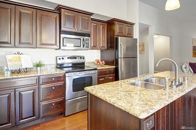 Building Photo - Stunning 2 bed, 2 bath condo near Bellevue College