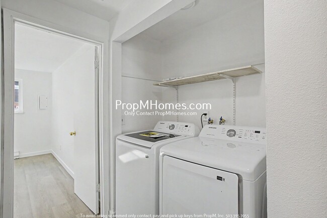 Building Photo - Updated Two Bedroom Duplex in Sellwood - Garage Included!