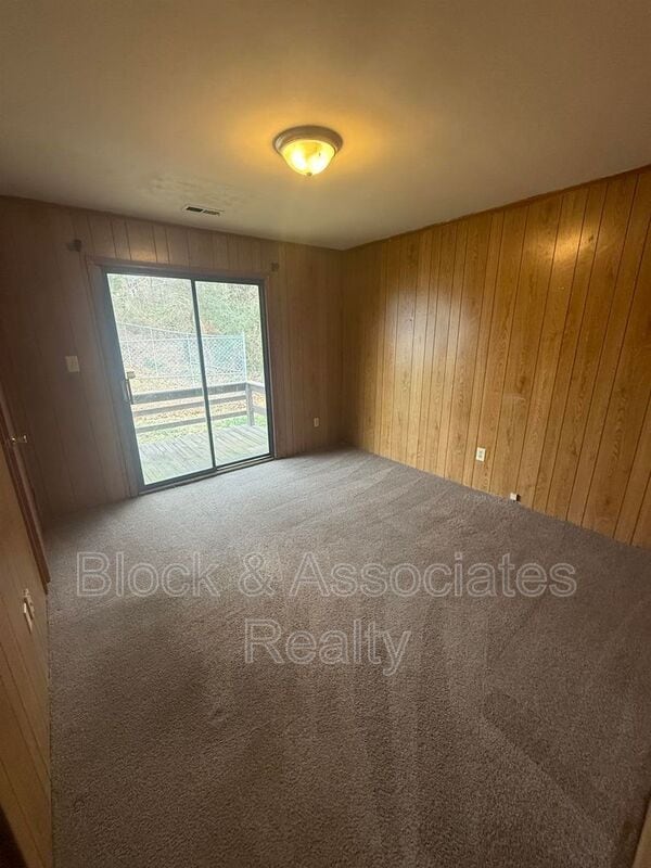 Building Photo - 242 Hughes St