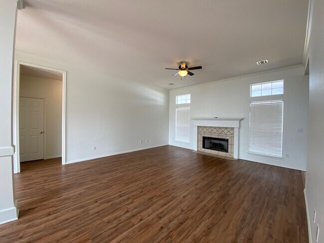 Building Photo - Great location with easy highway access.