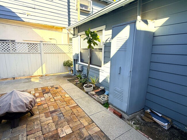 Building Photo - 21 59th Pl
