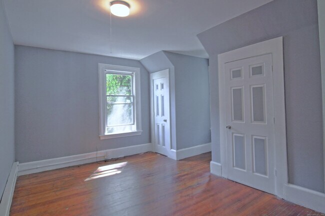 Building Photo - 215 Willow St