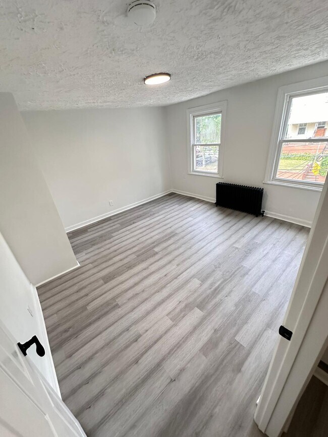 Building Photo - 109 S 7th Ave