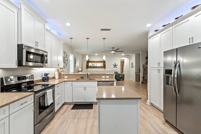 Building Photo - 10 Armand Beach Dr