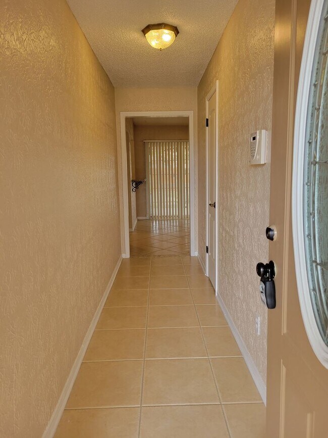 Building Photo - 3bd/2ba house close to major shopping, restaurants, and Ft. Hood!