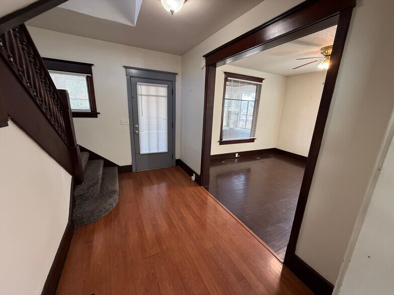 Building Photo - 911 Curran St
