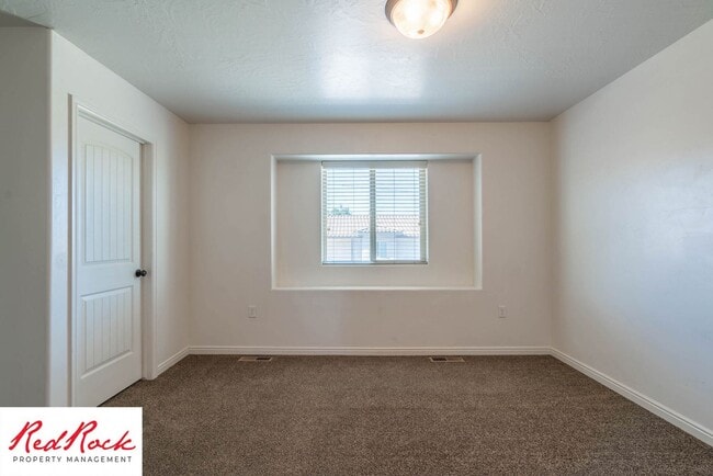 Building Photo - 3 Bedroom & 2.5 Bathroom & Dog Friendly!