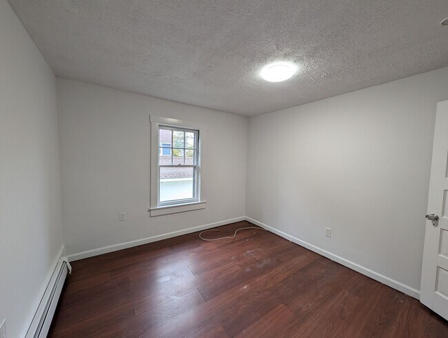 Building Photo - Stunning 3 bedroom 2 bathroom single famil...