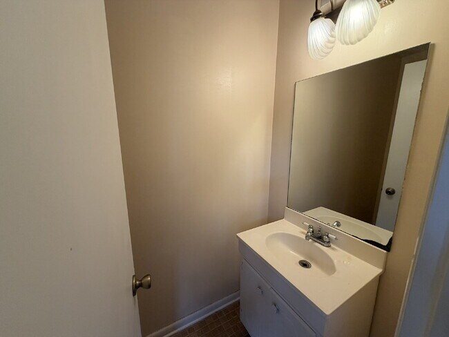 Building Photo - Townhouse for Rent