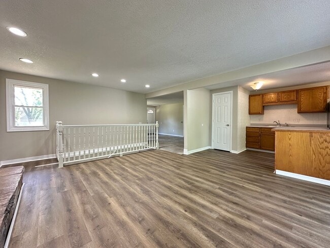 Building Photo - 3 Bedroom 1.5 Bathroom Finished Basement 2...