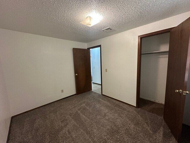 Building Photo - 4808 S Dimple Dr