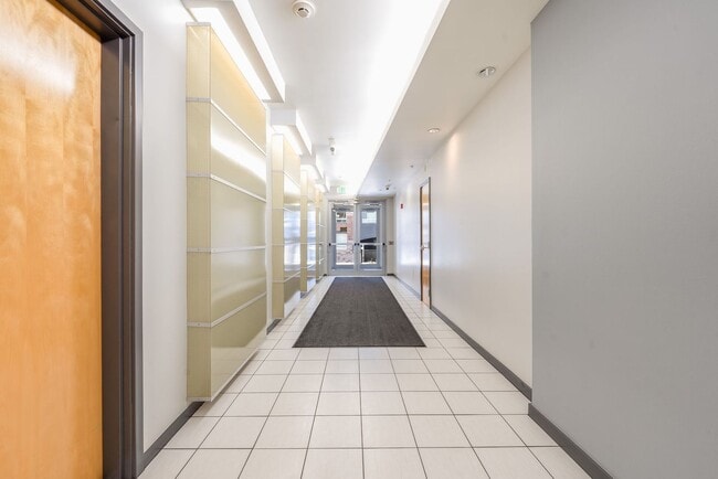 Building Photo - 1BD, 1BA Downtown Denver Condo with Garage...
