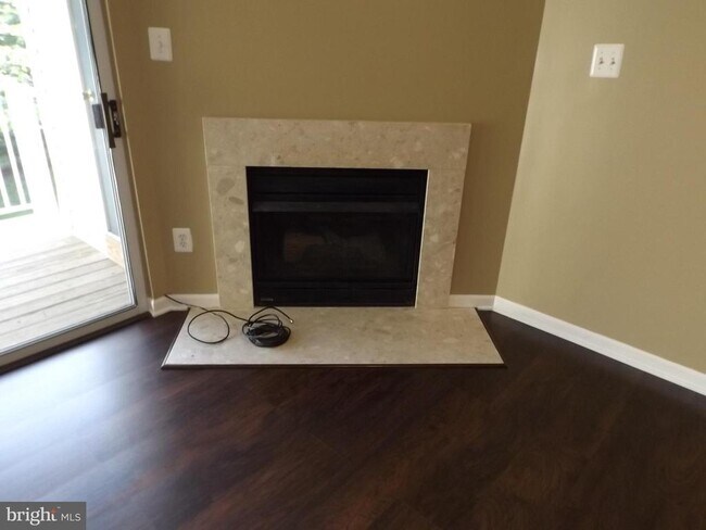 Building Photo - 8911 Town Center Cir