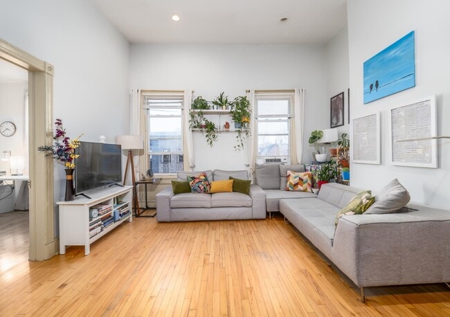 Primary Photo - 225 Pine St