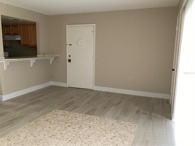 Building Photo - 3840 N Lake Dr
