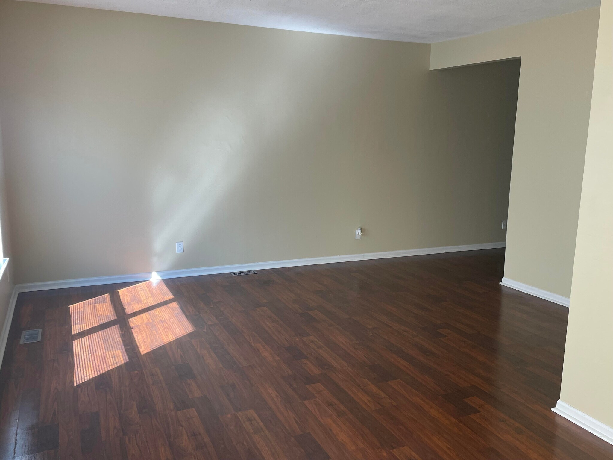 Building Photo - 1750 W Chrysler Dr