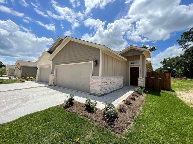 Primary Photo - 9801 Grosbeak Ln