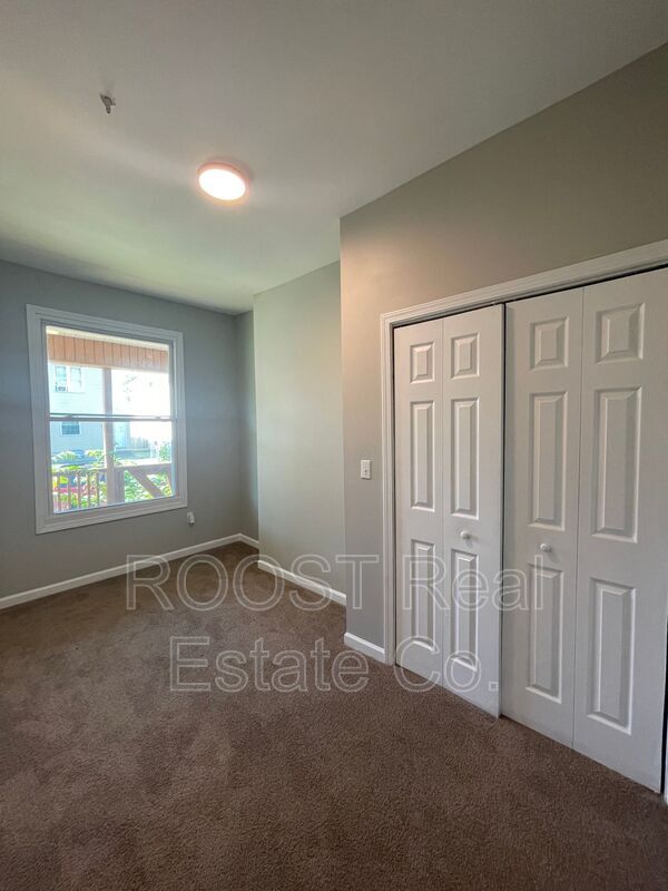 Building Photo - 482 E Markison Ave