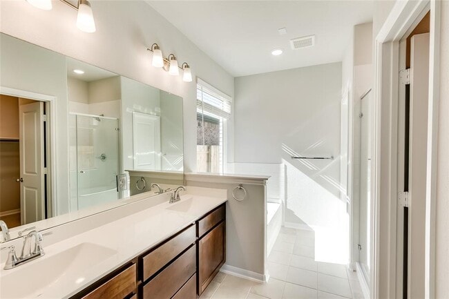 Building Photo - 325 Diamondleaf Dr